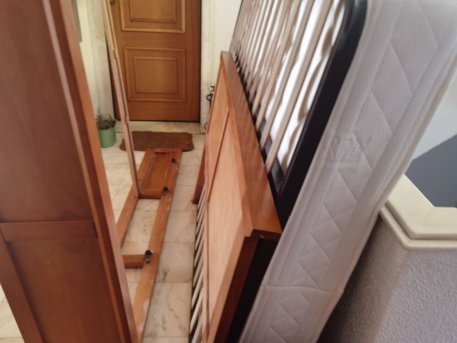 Cama de casal madeira maciça com gavetas e colchão
