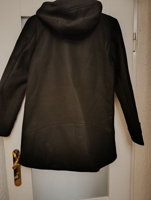 Czarny płaszcz z kapturem