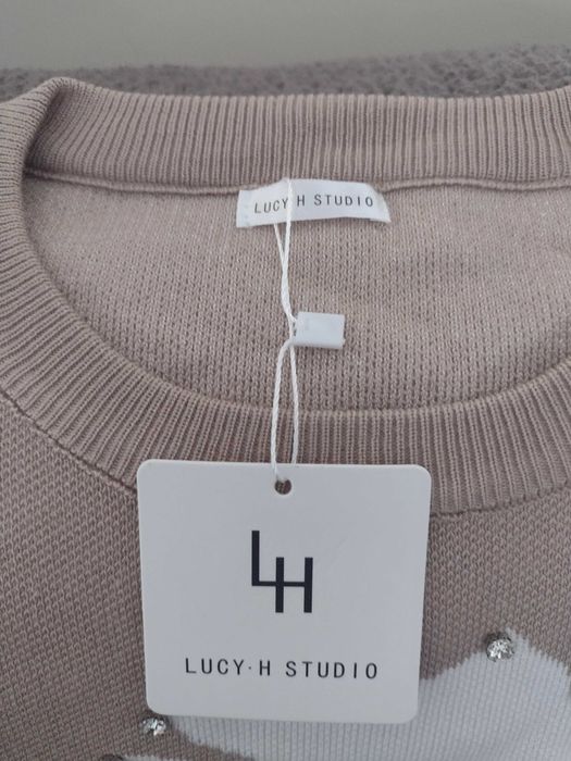 Komplet beżowy z dzianiny.