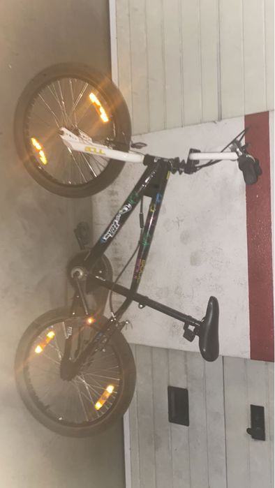 Bicicleta BMX com autocolantes