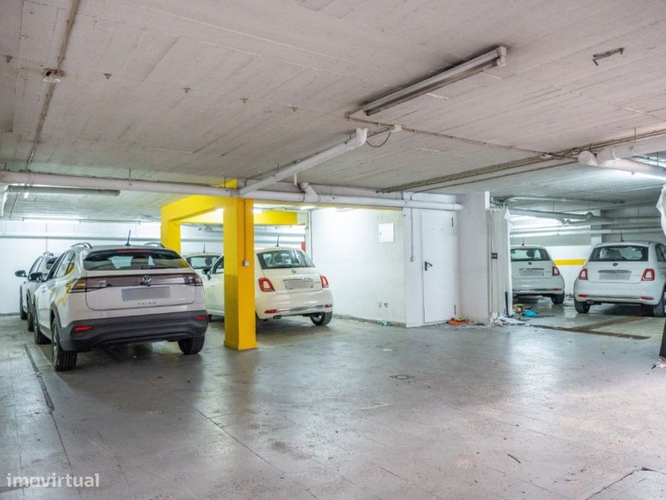 Garagem com 140m2 em Massamá Norte