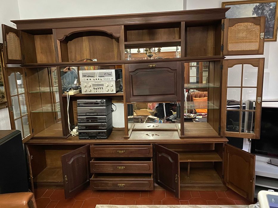 Movél de madeira mogno. Antiguidade/Vitrina/Louceiro/Garrafeiro