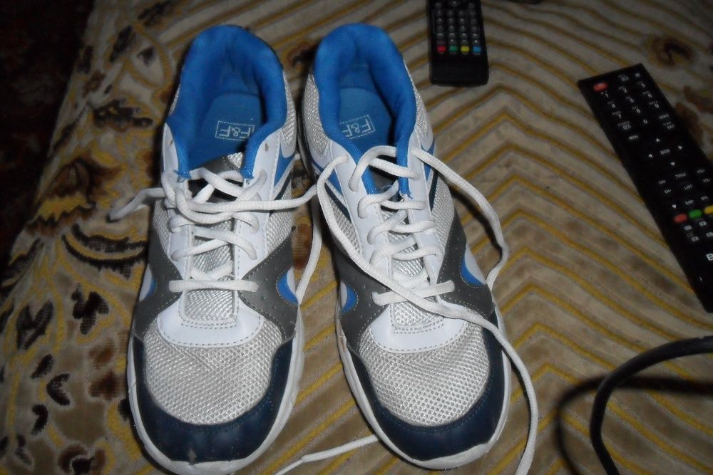 Кроссовки женские.