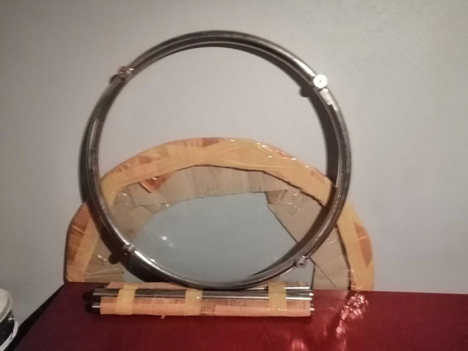 Mesa com tampo de vidro e suportes em inox