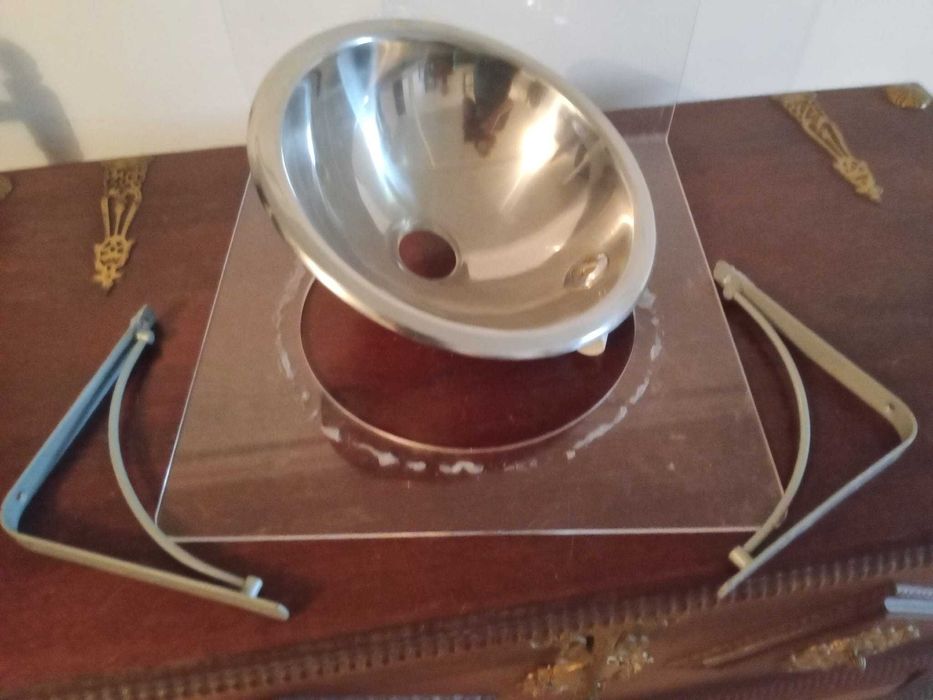 Lavatório em acrílico e inox