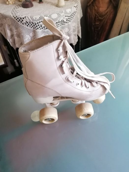 Vende se Patins em cor branco