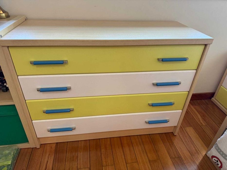 Quarto de criança completo – cama + cómoda + mesa de cabeceira