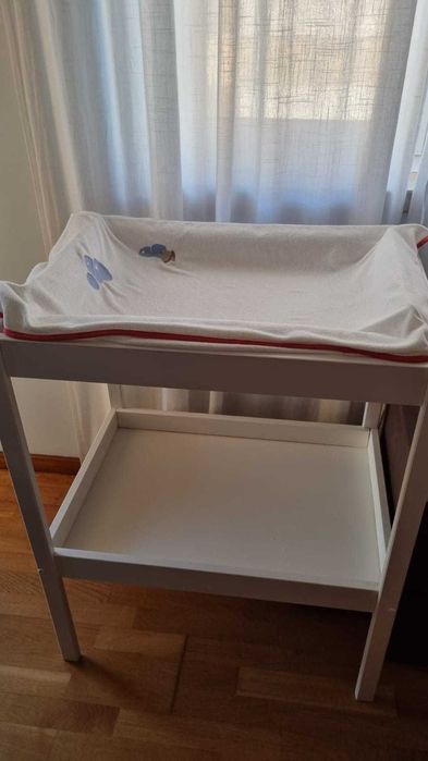 Cama de grades e fraldário