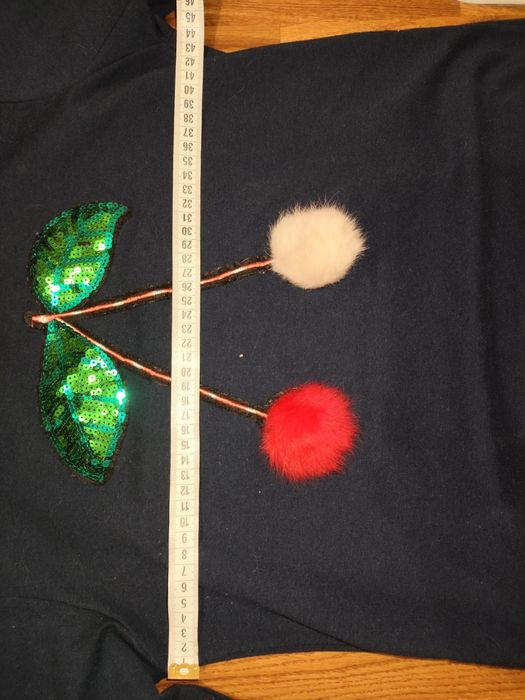 Кофта з вишеньками