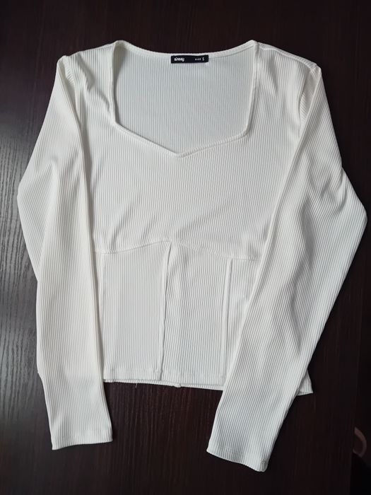 Dopasowana biała bluzeczka z dołem typu gorset