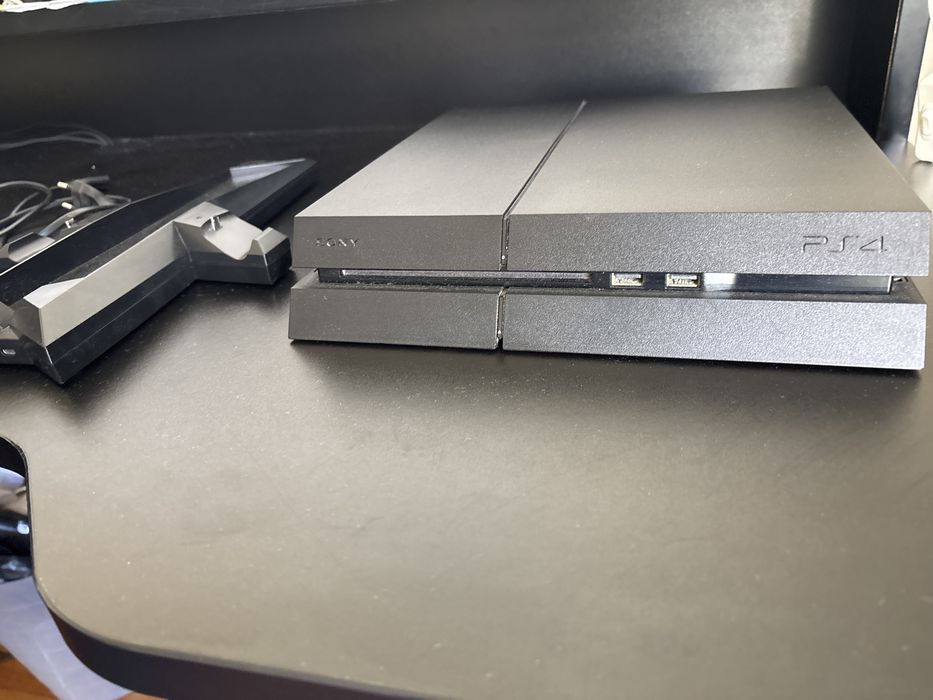 Ps4 + 7 jogos ps4 + suporte ps4 e 2 comandos com carrgador embutido