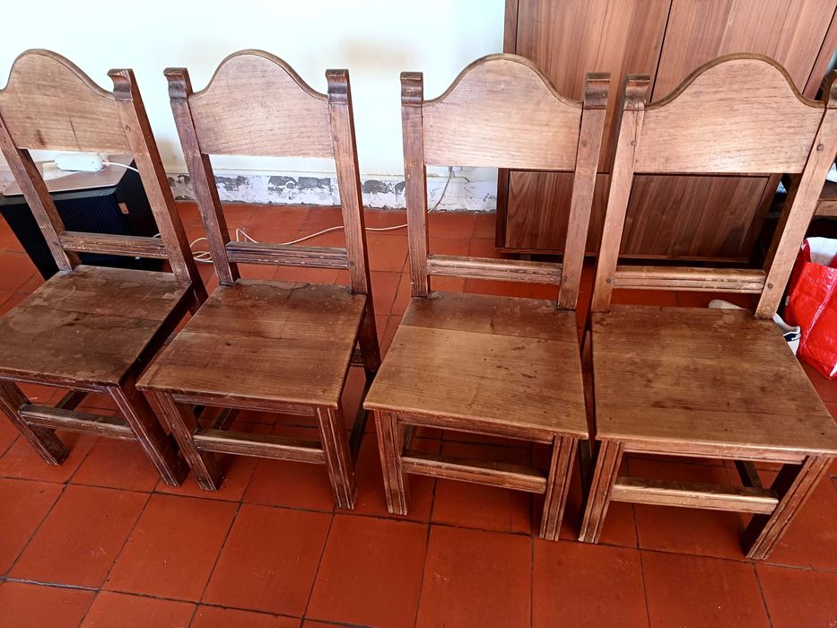 4 Cadeiras rustica de madeira maçica de castanho