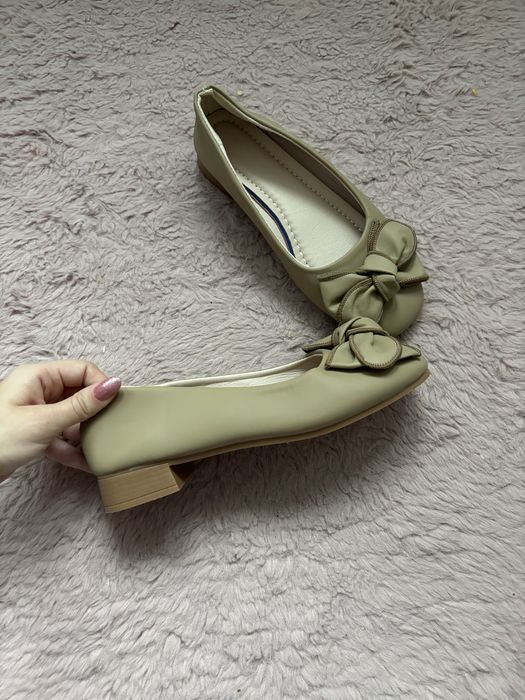 Nowe beżowe baleriny