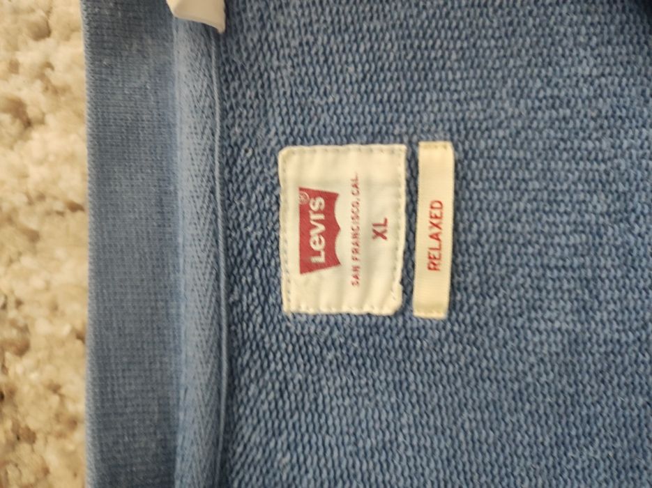 Кофта б/у Levi's. В гарному стані.