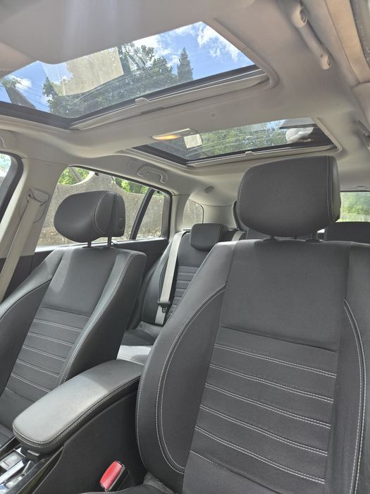 Conforto para viagens com a família em um carro em excelente estado topo de gama foto 5