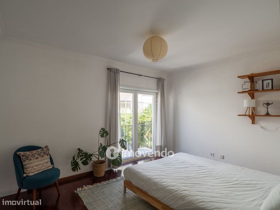 Moradia T6 com jardim, terraço e garagem, em Rio de Mouro