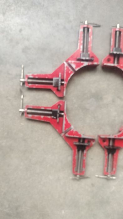 Quatro grampos de aperto em bom estado