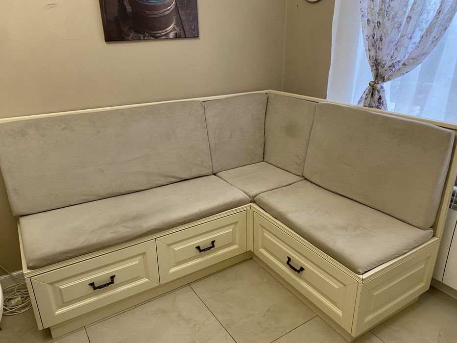 Кухонный уголок молочного цвета