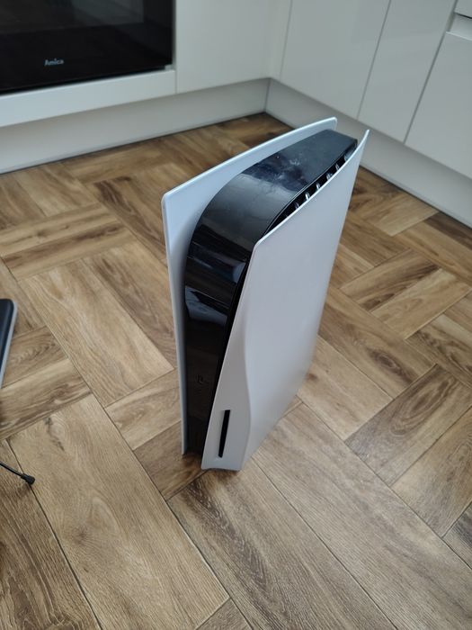 Konsola PS 5 z napedem +pad,podstawka