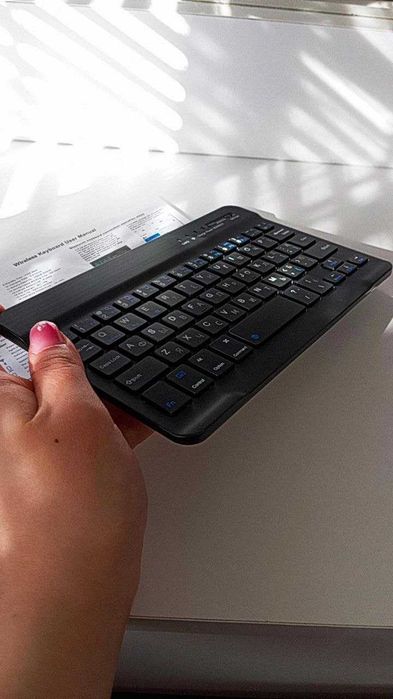 Компактная беспроводная Bluetooth-клавиатура