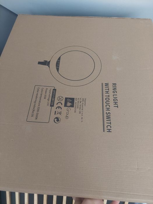Nowa profesjonalna lampa pierścieniowa ze statywem