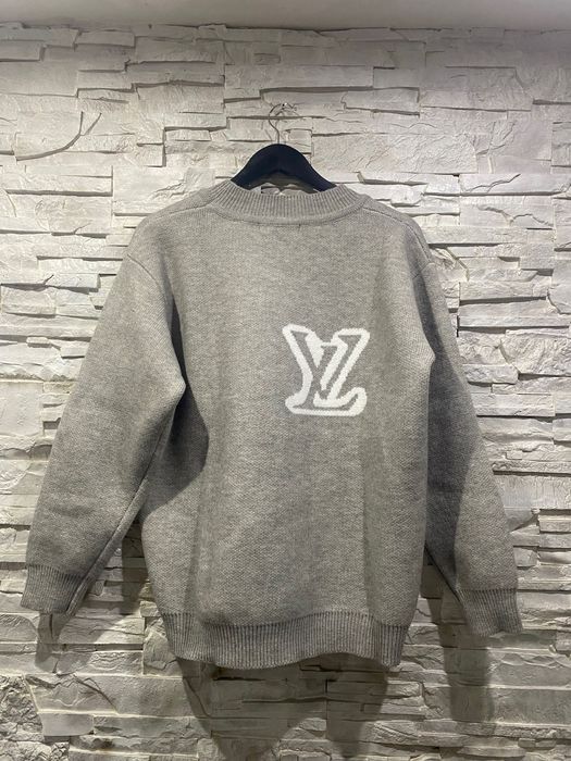 Podróba swetra LV