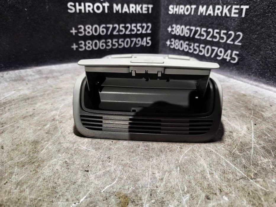 Передній плафон салону VW Passat CC  1K0947133H  1K0868837