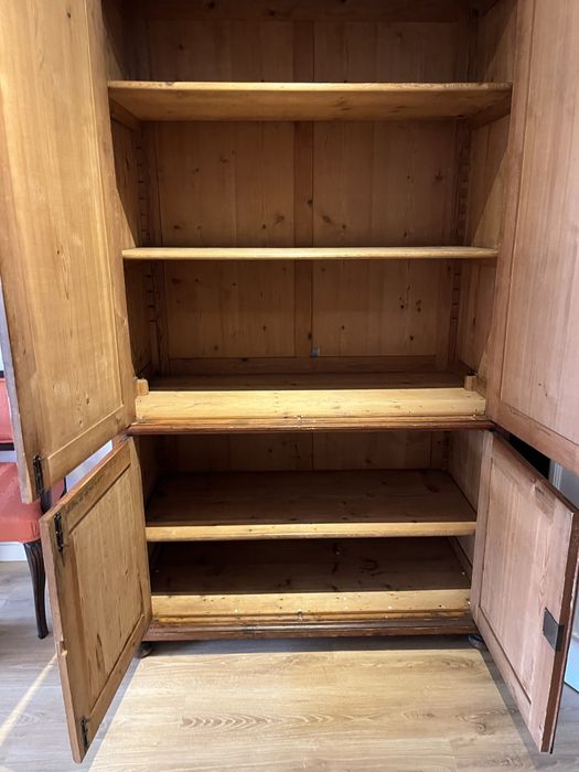 Armário Alto Antigo em Madeira