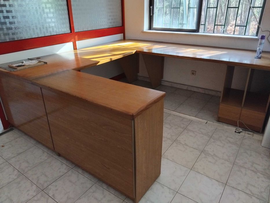 Conjunto de móveis de escritório em madeira