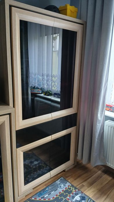 Witryna z półkami i szufladą