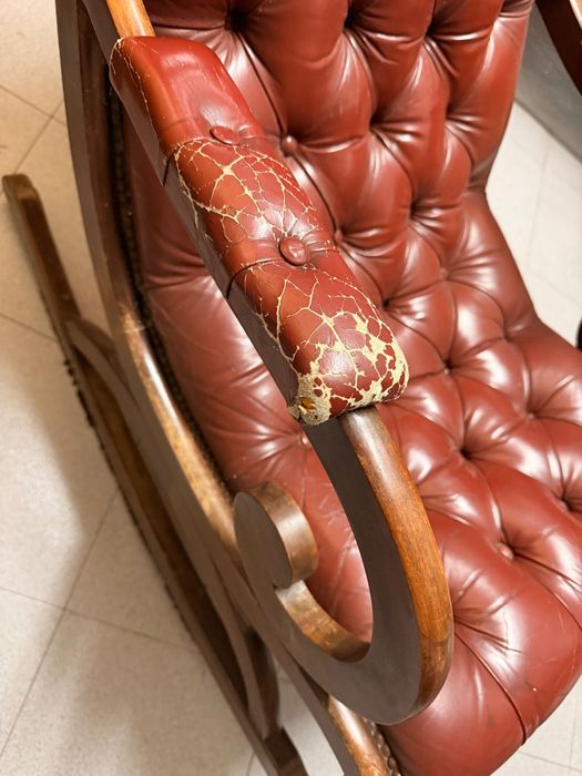 Fire sale: Cadeira de baloiço clássica em pele (estilo chesterfield)