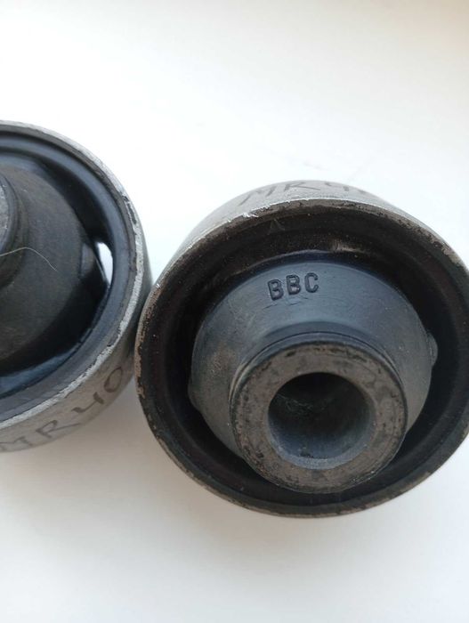 Лансер 9 сайлентблок переднього нижнього важеля, задній MR403441