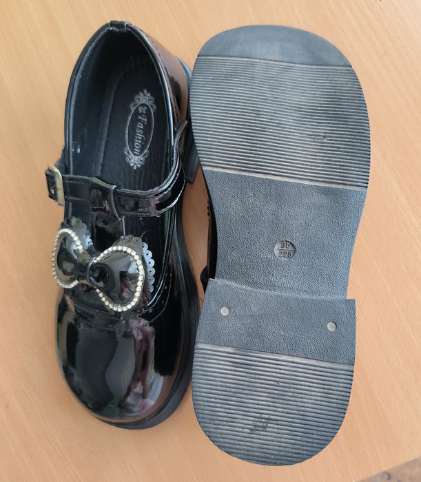 Лаковані туфлі для дівчинки