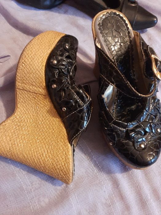 Шльопанці , балетки