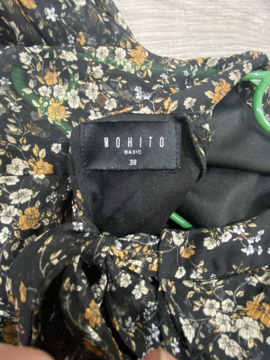 Czarna sukienka ze wzorem