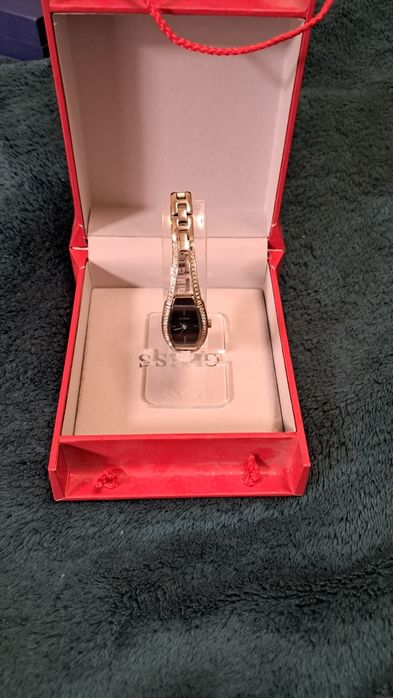 Наручні часи Guess