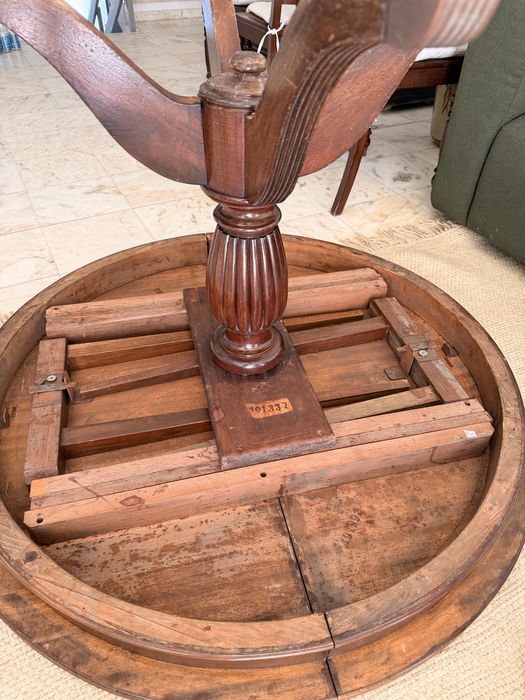 Mesa de jantar extensivel em madeira maciça (numerada)