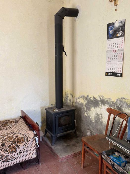 Продається комерційне приміщення з земельною ділянкою в Лужанах