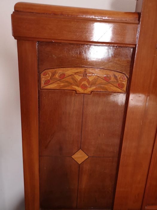 Cama de casal e roupeiro