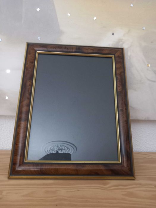 Moldura de Mesa Clássica – Estilo Raiz de Nogueira e Dourado