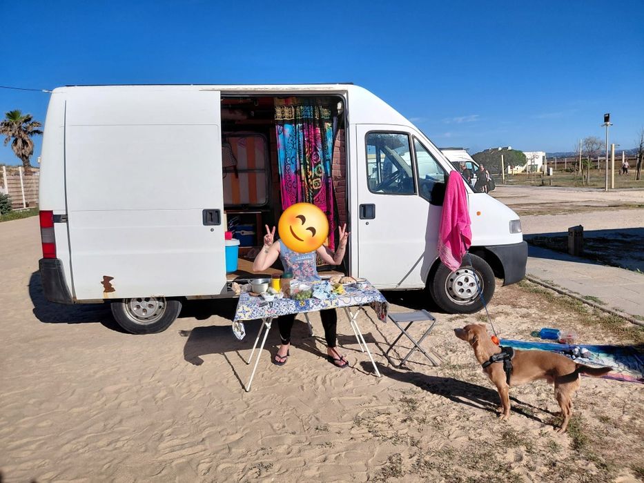 Carrinha equipada como caravana.