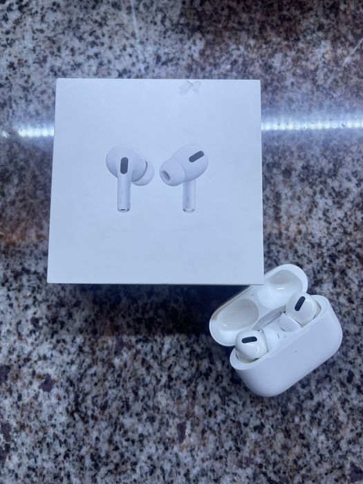 Apple Airpods PRO(треск в правом при басах ,выдает несоотвествие