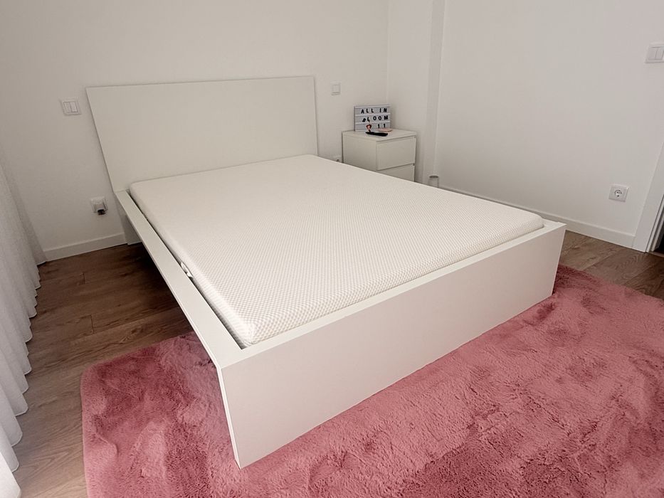 Cama (1,40 Largura), colchão, estrado, mesa cabeceira como novos
