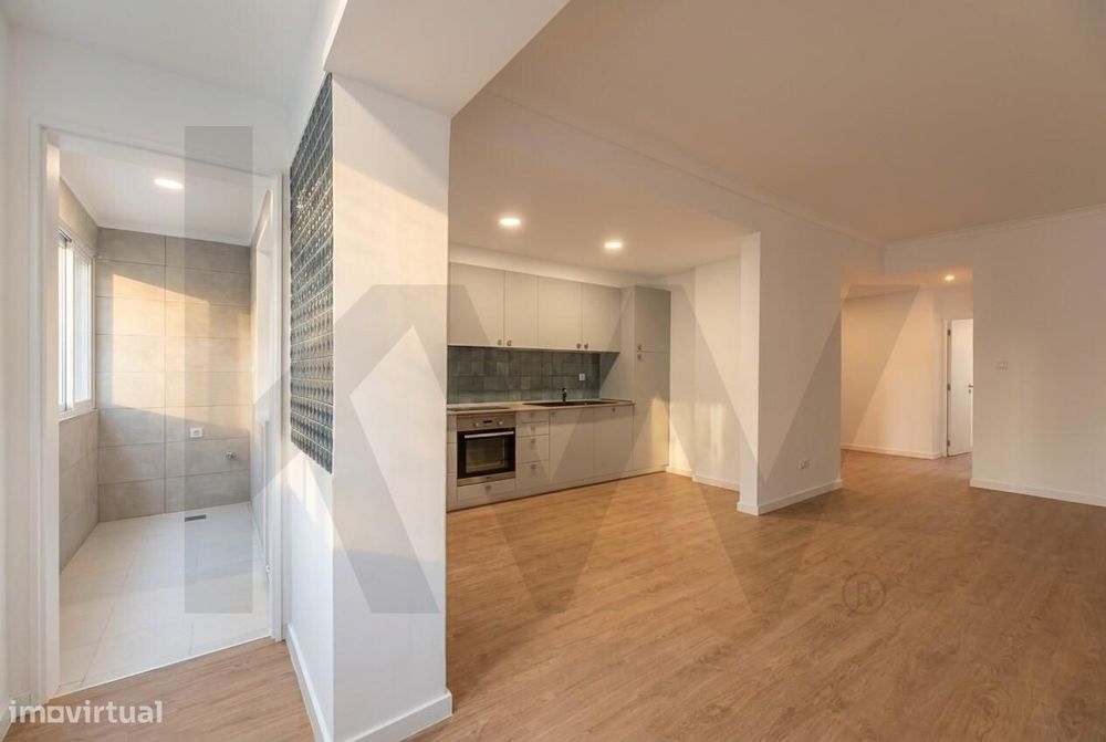 Apartamento T2 Totalmente Remodelado no centro de Monte Abraão - 1.º P