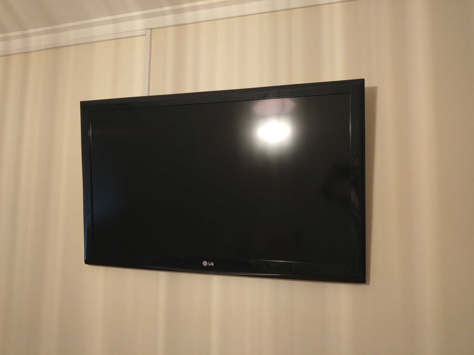 TV LG 42" + suporte de parede incluido