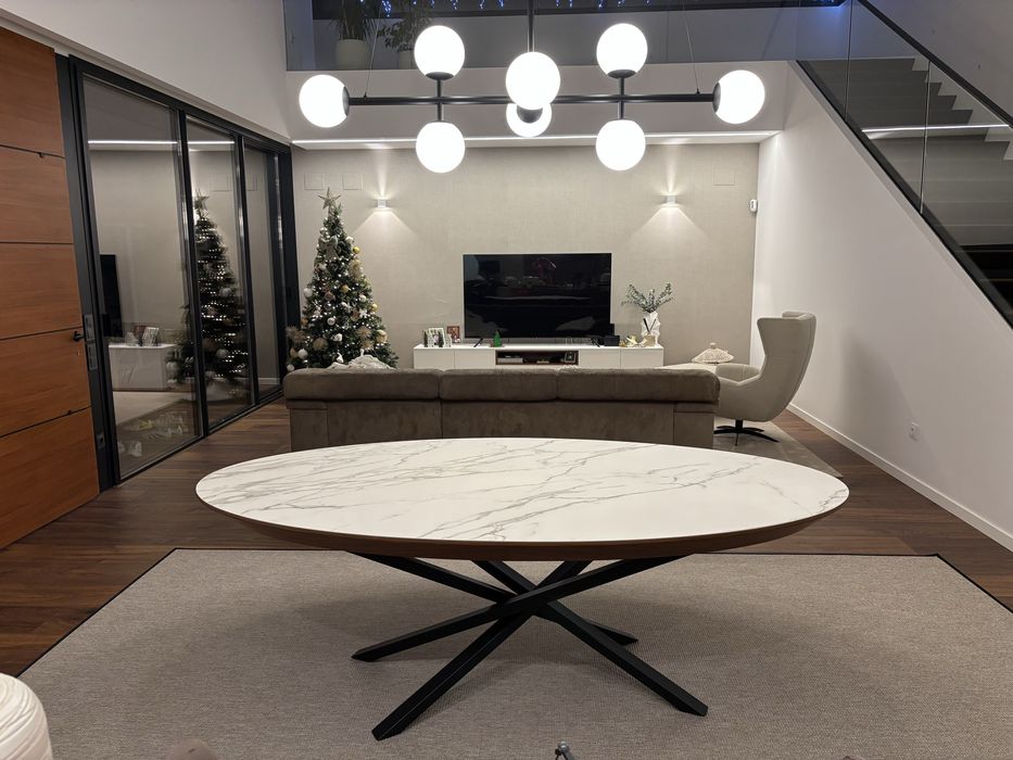 Mesa de jantar oval com tampo fixo revestido a cerâmico branco/cinza