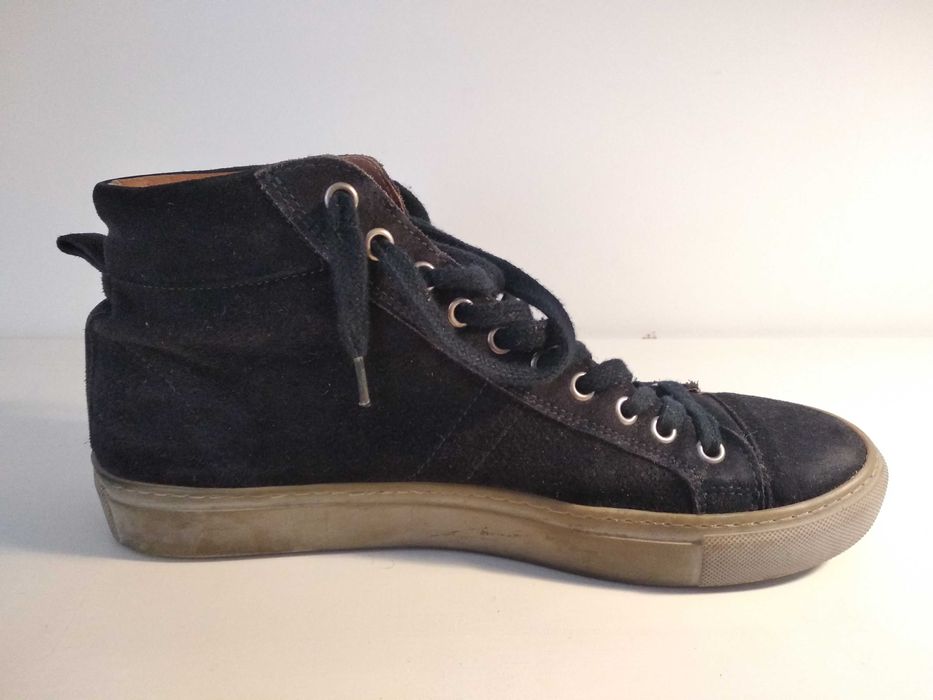 Sapatos com meio cano