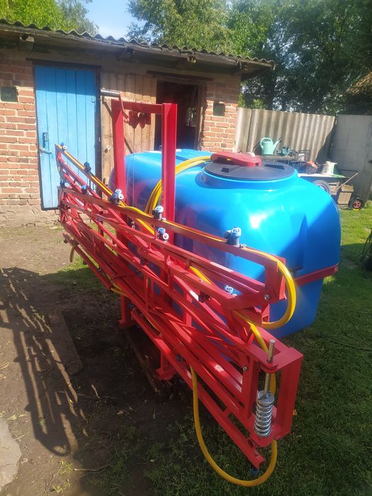 Продам оприскувач на 800л.захват 14м!