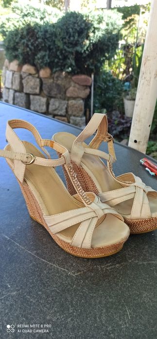 Sandały na koturnie
