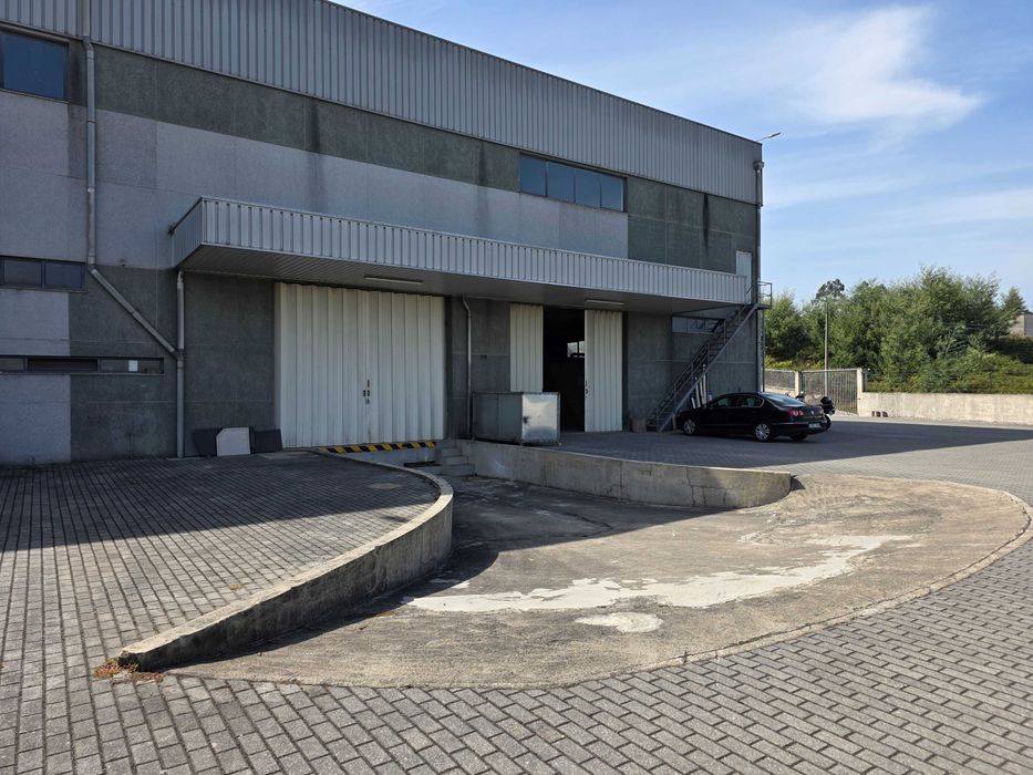 Armazém 1200m2 alugar com máquinas mobiliário